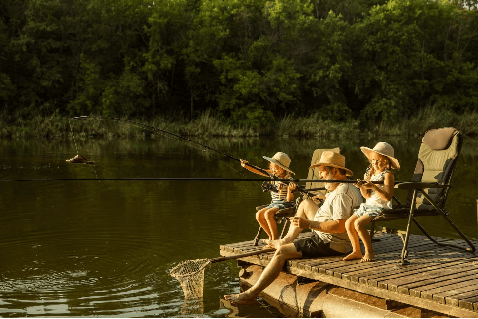 Curso de pesca online - pessoas pescando em lago