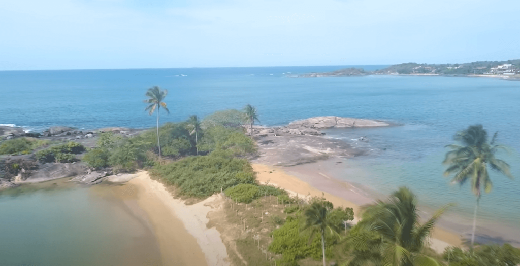 melhores lugares para pescar no espirito santo - foto da praia em guarapari